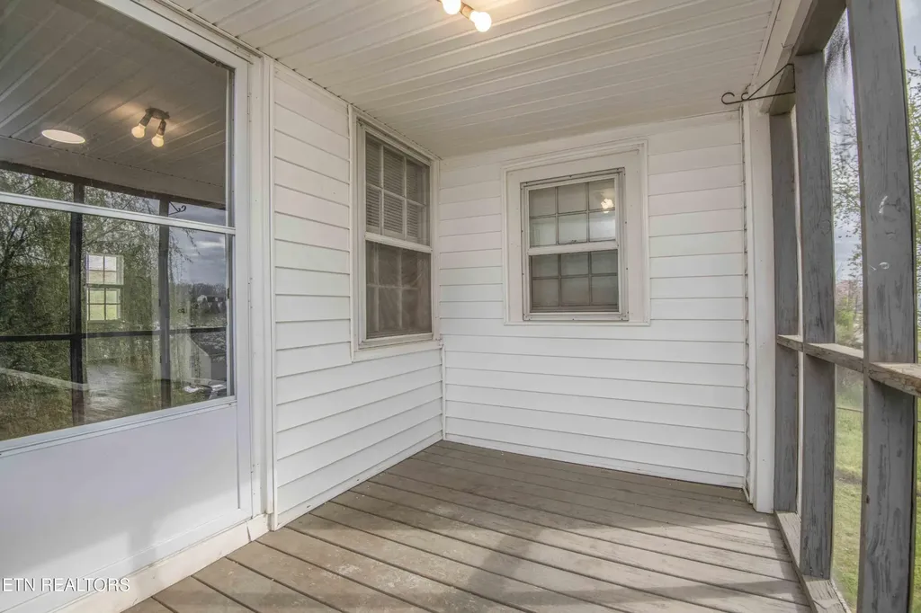 1009 E 1st Avenue Lenoir City TN 37771