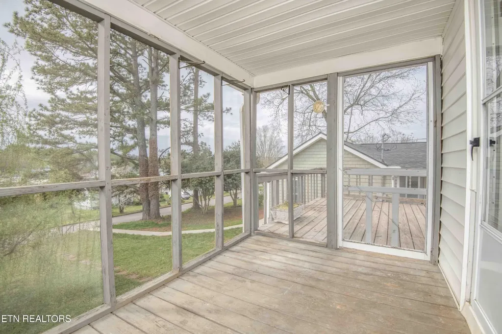 1009 E 1st Avenue Lenoir City TN 37771