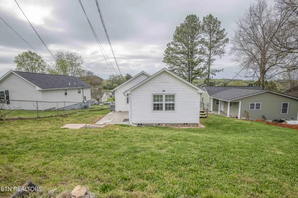1009 E 1st Avenue Lenoir City TN 37771