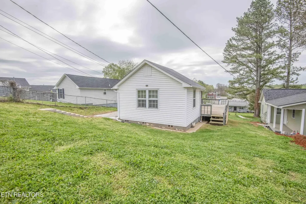 1009 E 1st Avenue Lenoir City TN 37771