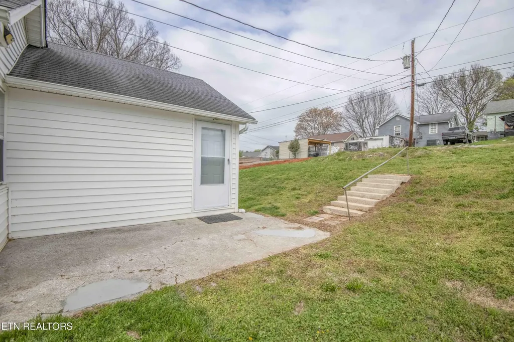 1009 E 1st Avenue Lenoir City TN 37771