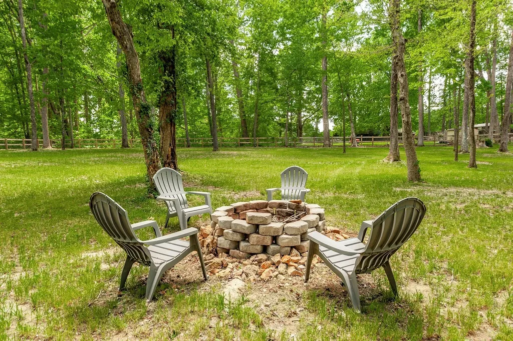 111 Guill Lane Cottontown TN 37048