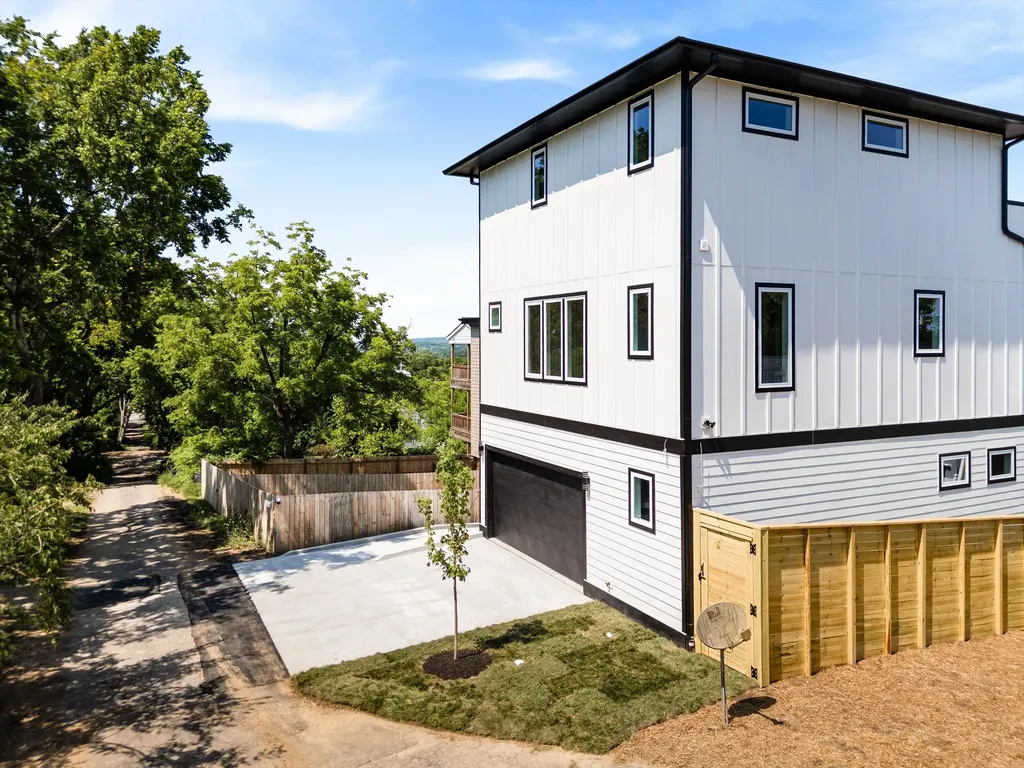 913 33rd Ave, N Nashville TN 37209
