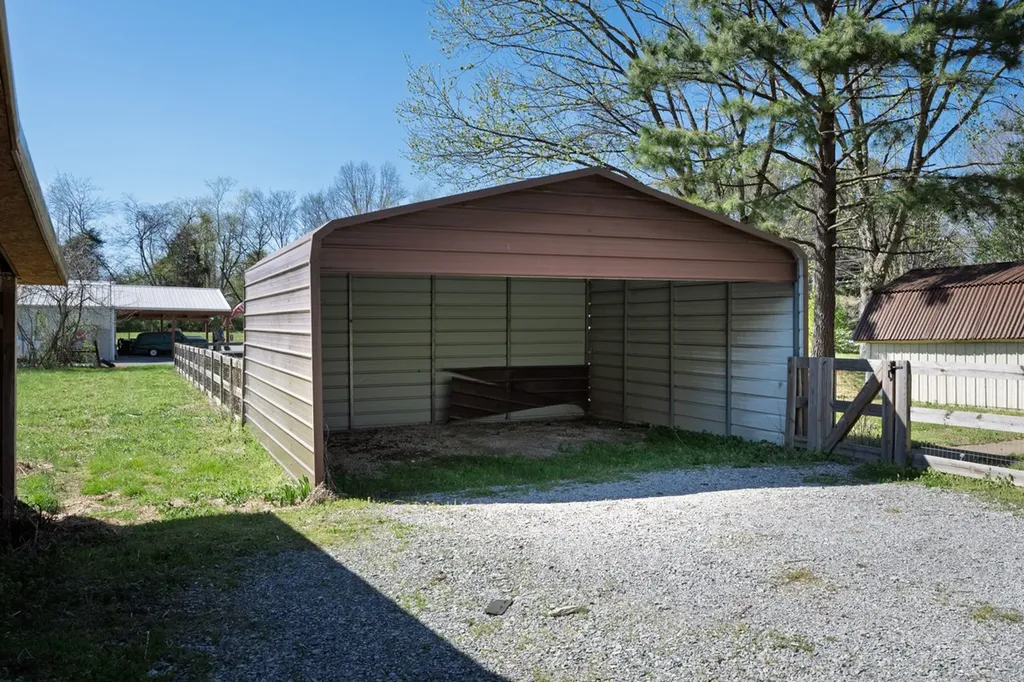 829 Highway 52, E Portland TN 37148