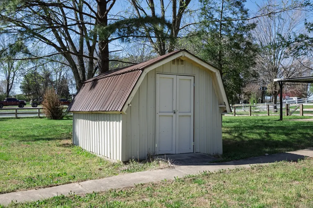 829 Highway 52, E Portland TN 37148