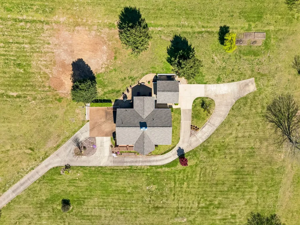 5005 Campbellsville Pike Culleoka TN 38451