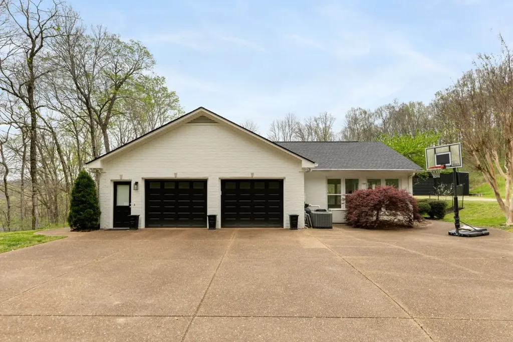 1395 Roy Sellers Road Columbia TN 38401