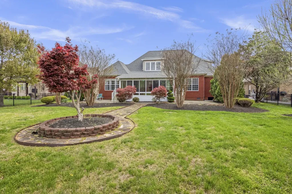 113 Nogs Garden Gallatin TN 37066