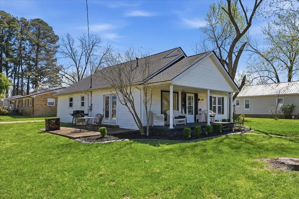 908 Smith Avenue Lawrenceburg TN 38464