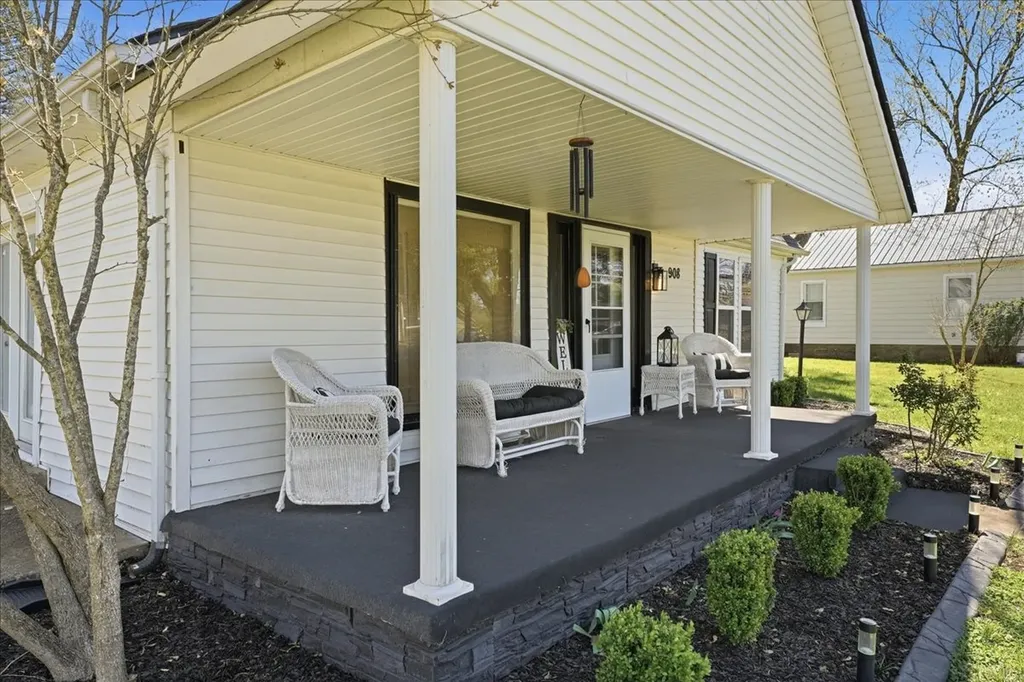 908 Smith Avenue Lawrenceburg TN 38464