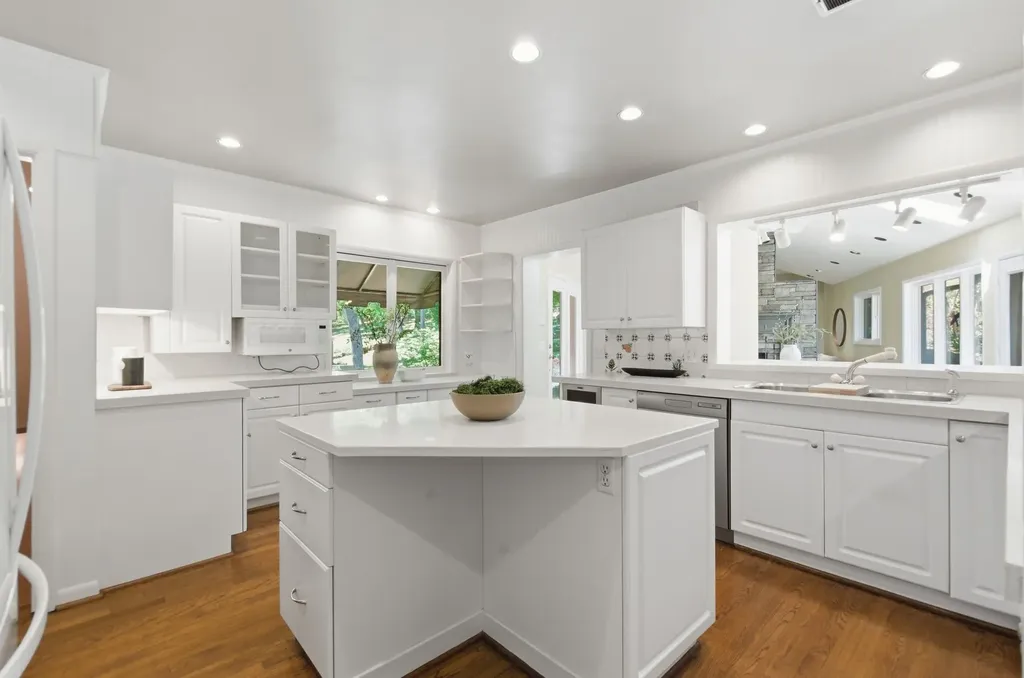 6002 Hickory Valley Road Nashville TN 37205