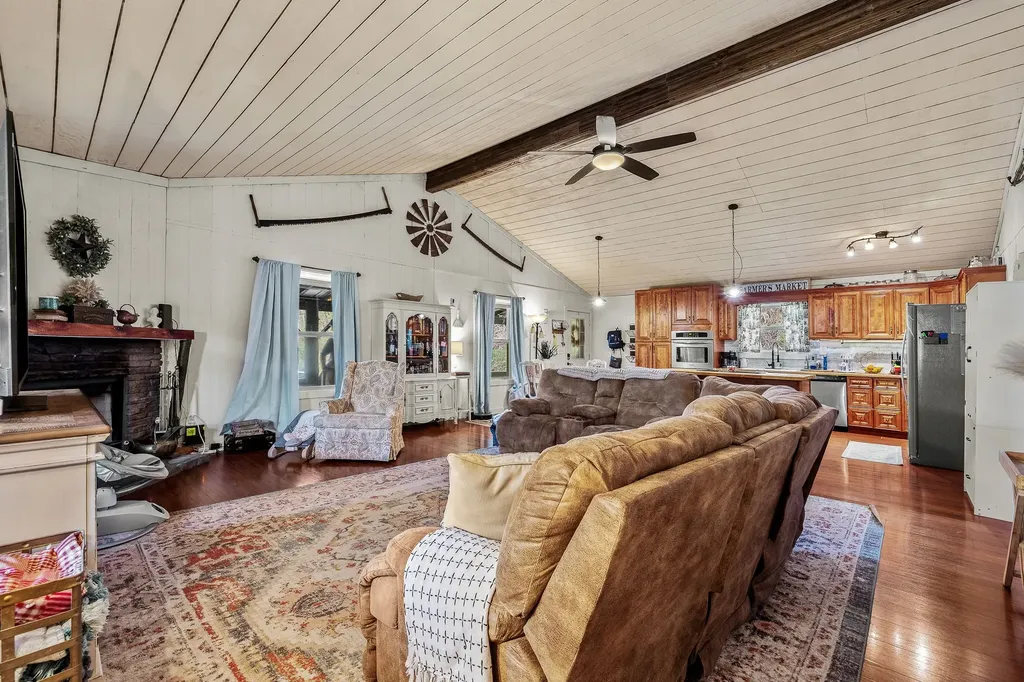1 Julie Lane Pleasant Shade TN 37145