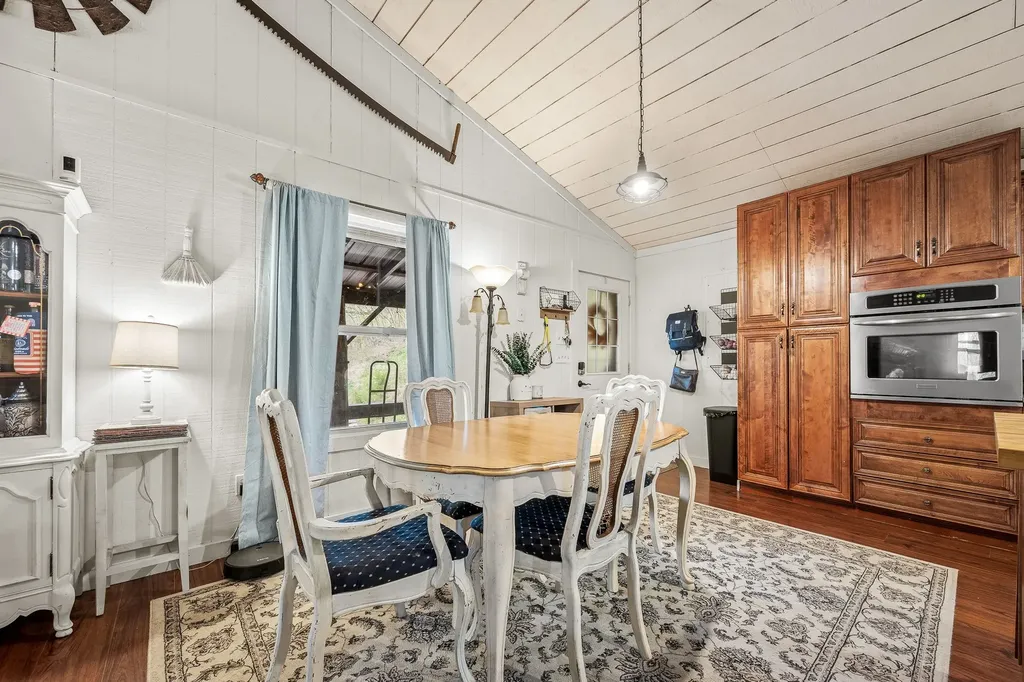 1 Julie Lane Pleasant Shade TN 37145