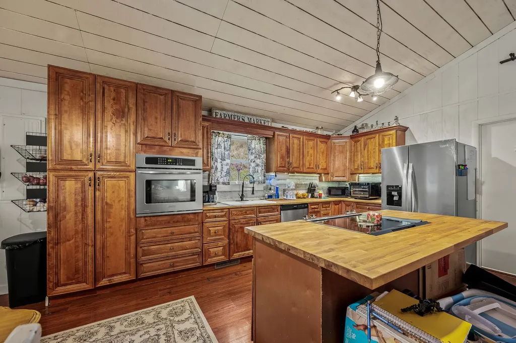 1 Julie Lane Pleasant Shade TN 37145