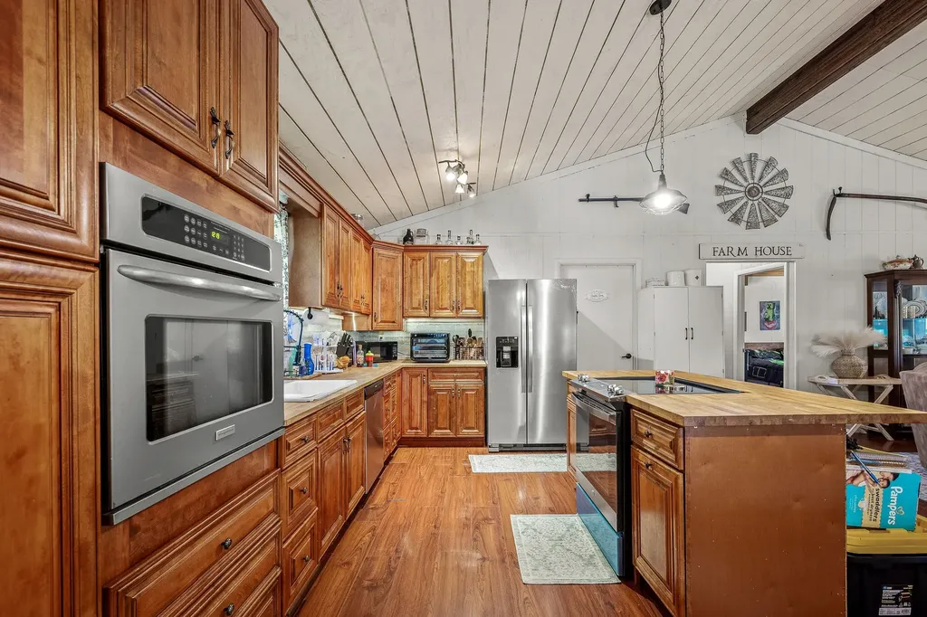 1 Julie Lane Pleasant Shade TN 37145