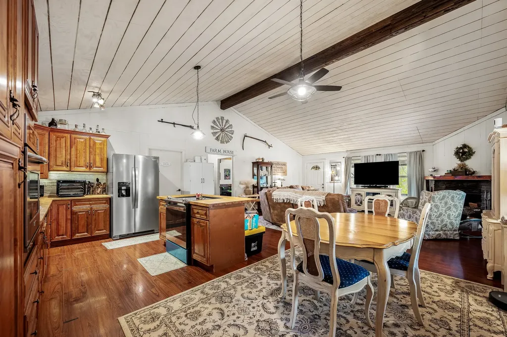 1 Julie Lane Pleasant Shade TN 37145