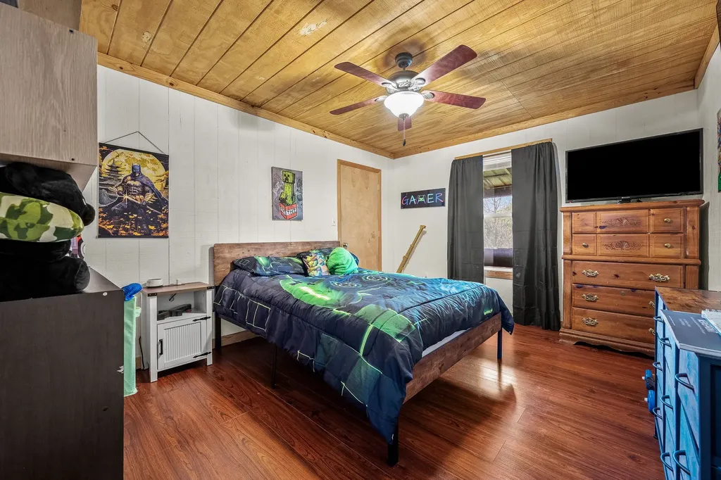 1 Julie Lane Pleasant Shade TN 37145