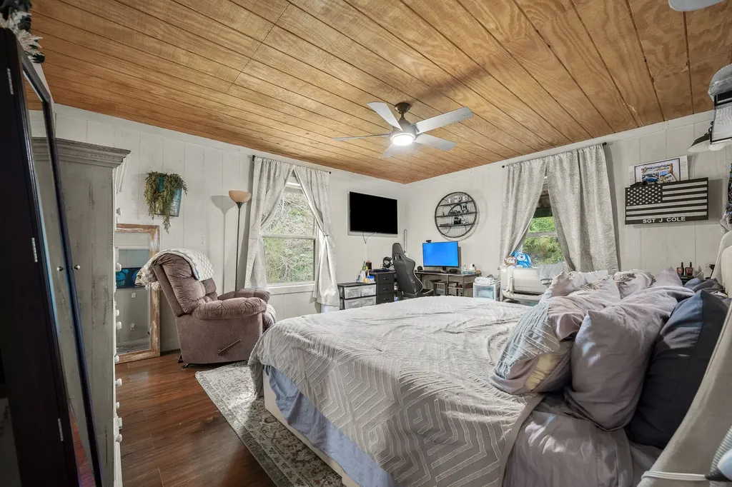 1 Julie Lane Pleasant Shade TN 37145