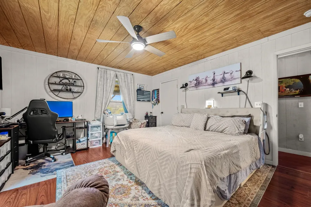 1 Julie Lane Pleasant Shade TN 37145