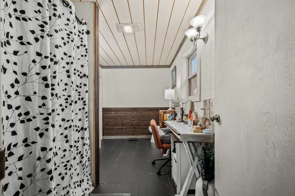 1 Julie Lane Pleasant Shade TN 37145