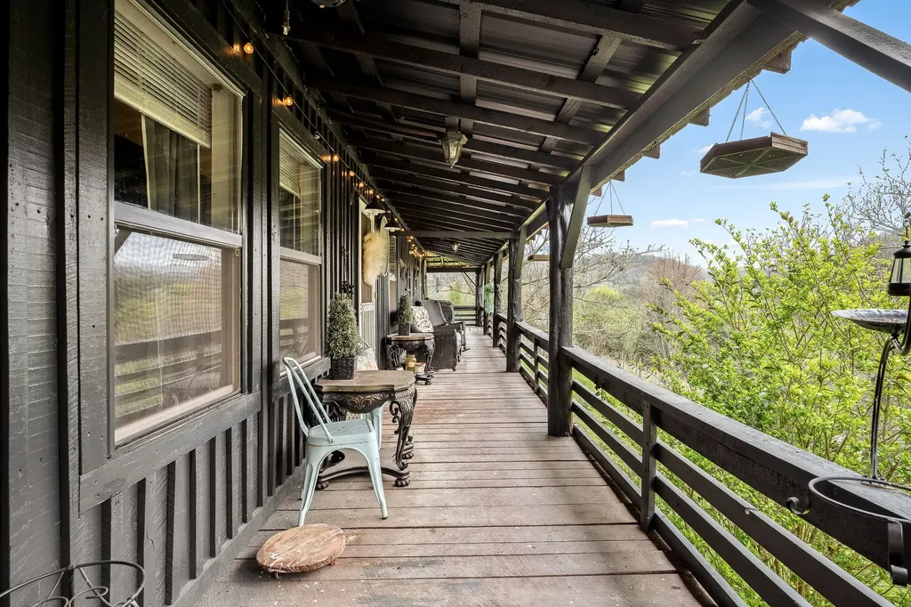 1 Julie Lane Pleasant Shade TN 37145