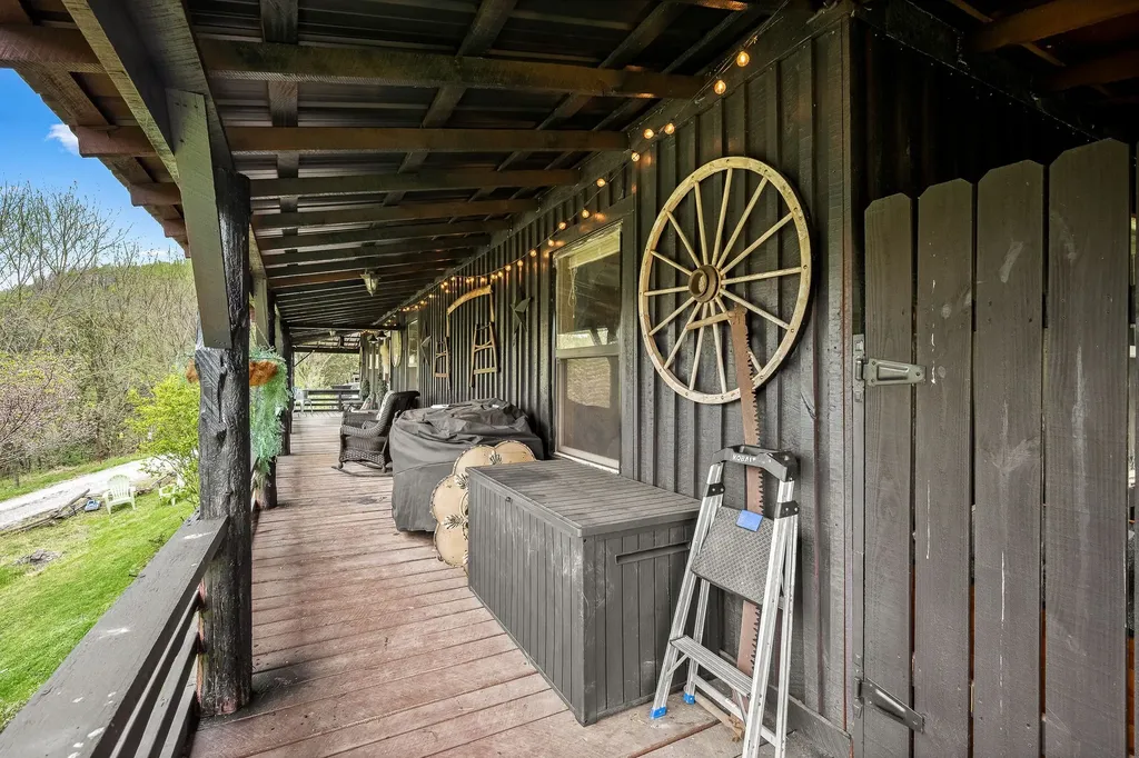 1 Julie Lane Pleasant Shade TN 37145