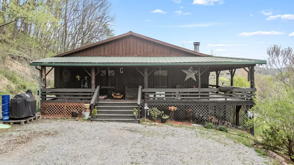 1 Julie Lane Pleasant Shade TN 37145