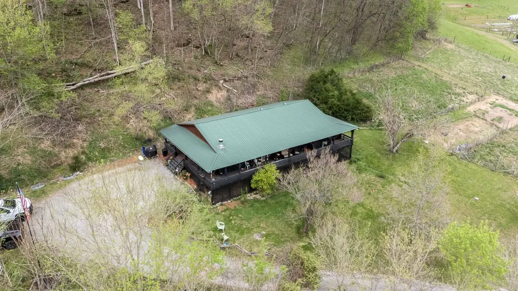 1 Julie Lane Pleasant Shade TN 37145