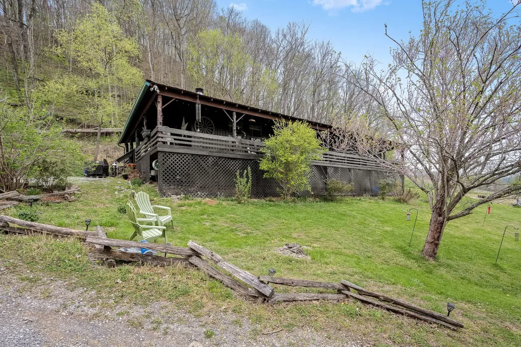 1 Julie Lane Pleasant Shade TN 37145