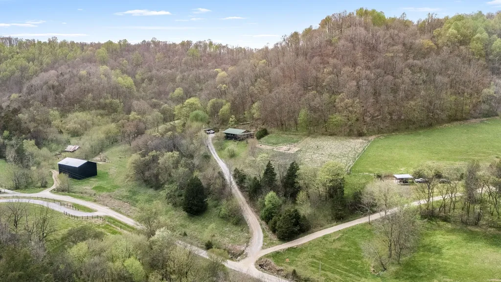 1 Julie Lane Pleasant Shade TN 37145