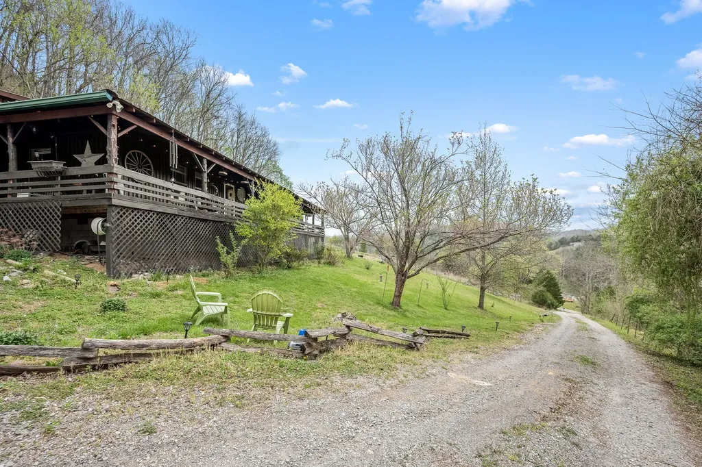 1 Julie Lane Pleasant Shade TN 37145