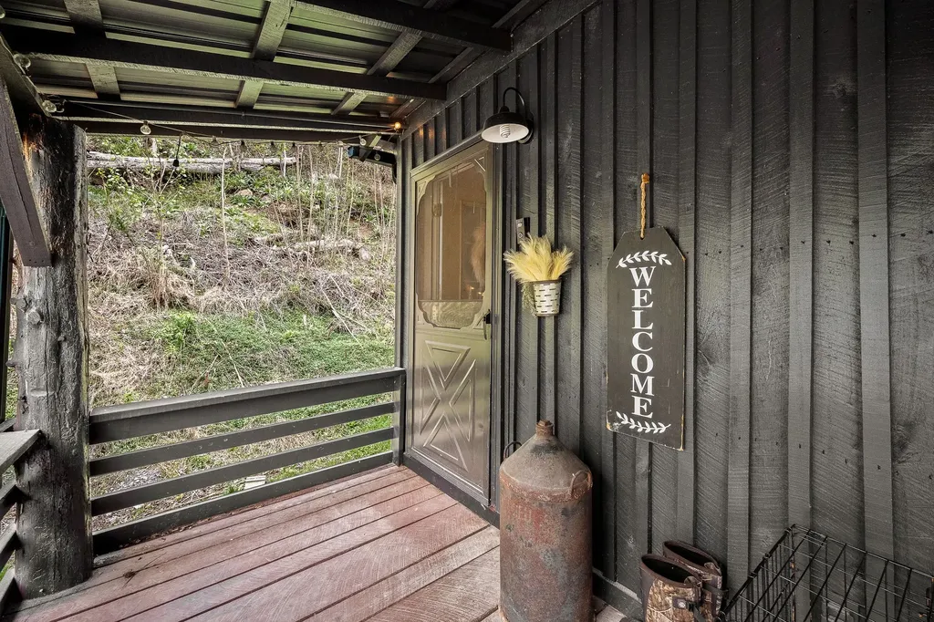 1 Julie Lane Pleasant Shade TN 37145