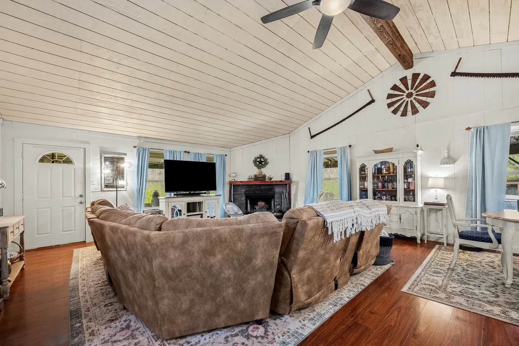 1 Julie Lane Pleasant Shade TN 37145