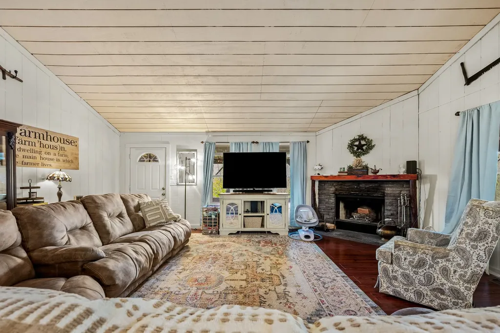 1 Julie Lane Pleasant Shade TN 37145