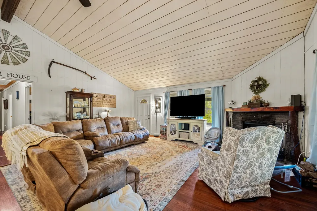 1 Julie Lane Pleasant Shade TN 37145