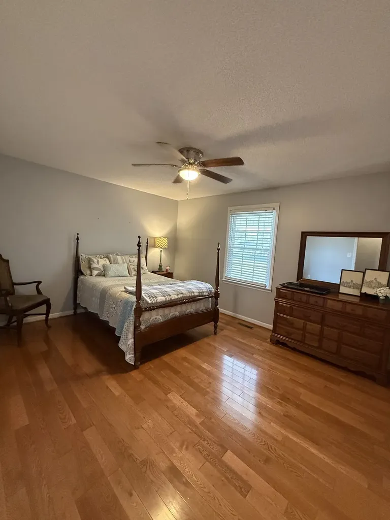 405 Robins St, E Lawrenceburg TN 38464