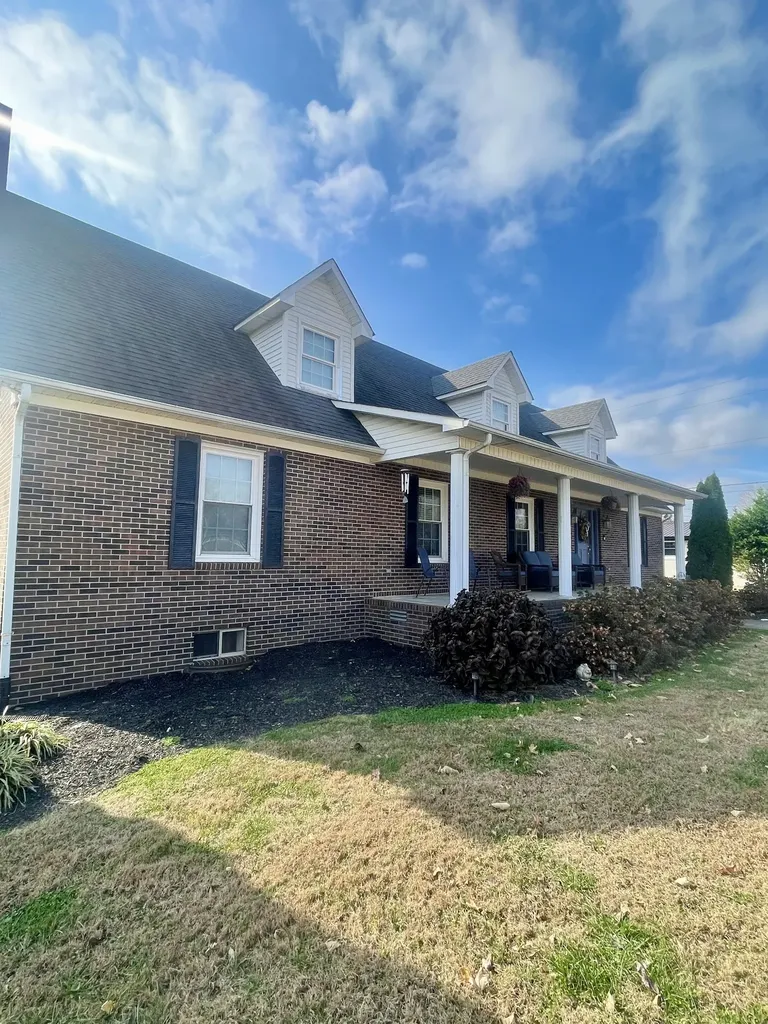 405 Robins St, E Lawrenceburg TN 38464