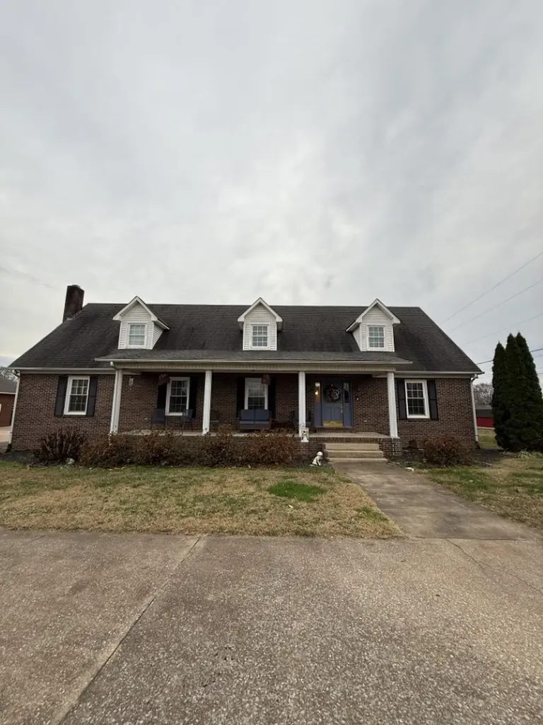 405 Robins St, E Lawrenceburg TN 38464