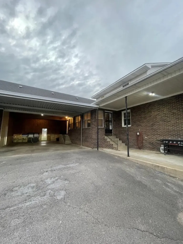 405 Robins St, E Lawrenceburg TN 38464