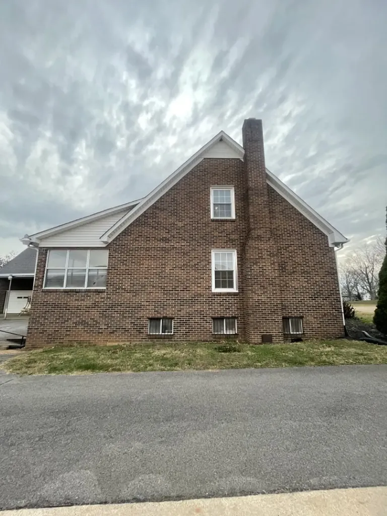 405 Robins St, E Lawrenceburg TN 38464