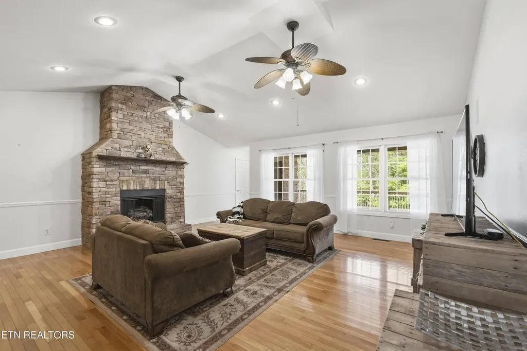 55 Rocky Lane Crossville TN 38571