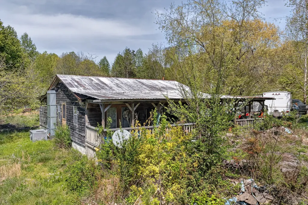 225 Richardson Lane Gainesboro TN 38562