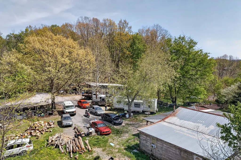 225 Richardson Lane Gainesboro TN 38562