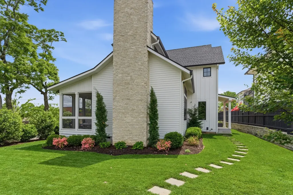 1207 Sweetbriar Avenue Nashville TN 37212