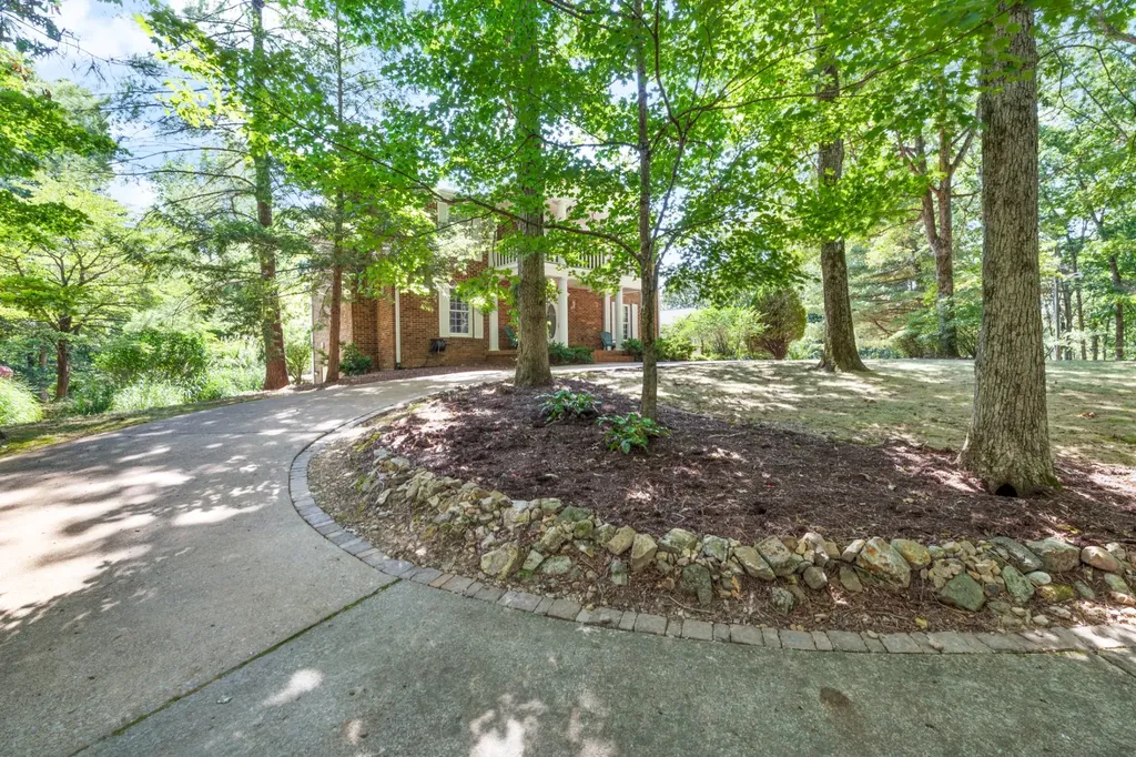 7422 Indian Creek Road Mc Ewen TN 37101