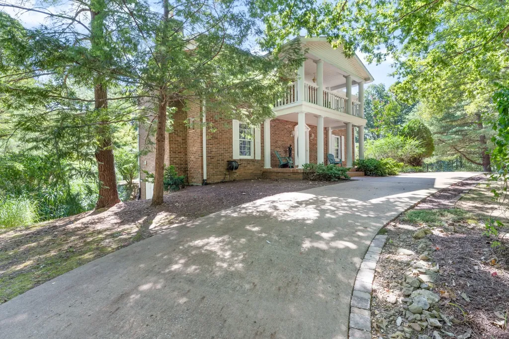 7422 Indian Creek Road Mc Ewen TN 37101
