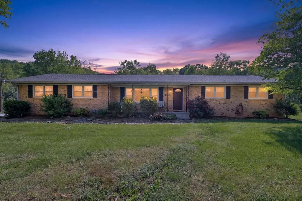 906 Riverside Circle Celina TN 38551
