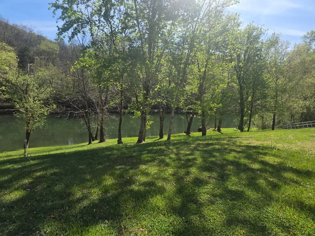 906 Riverside Circle Celina TN 38551