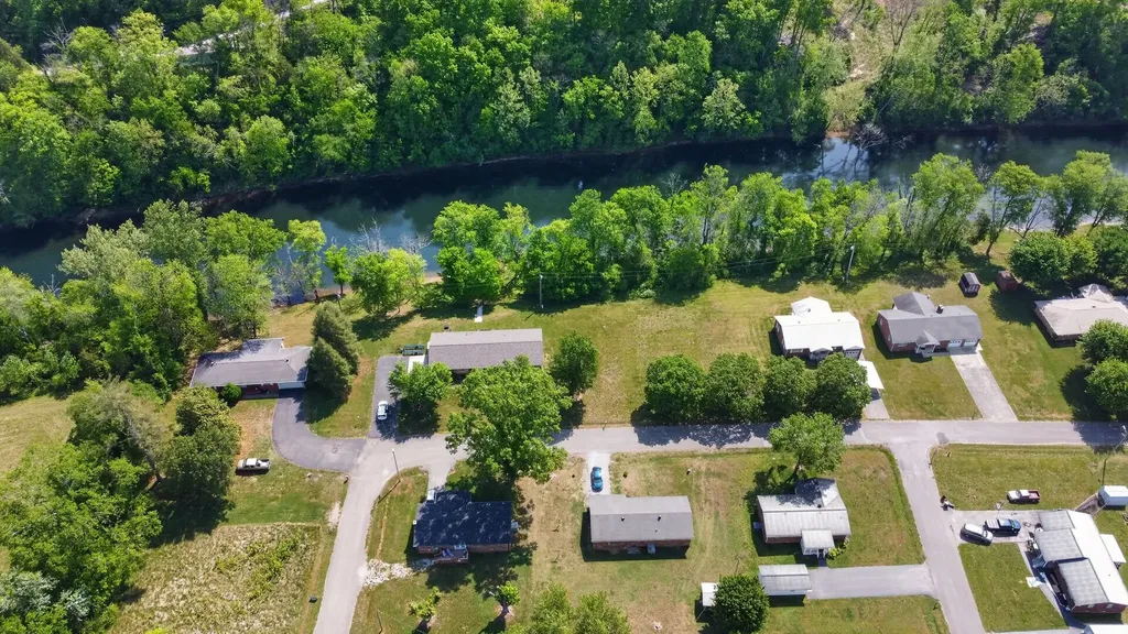 906 Riverside Circle Celina TN 38551