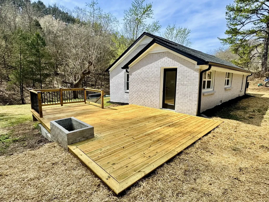 220 Friendship Hollow Road, S Pleasant Shade TN 37145